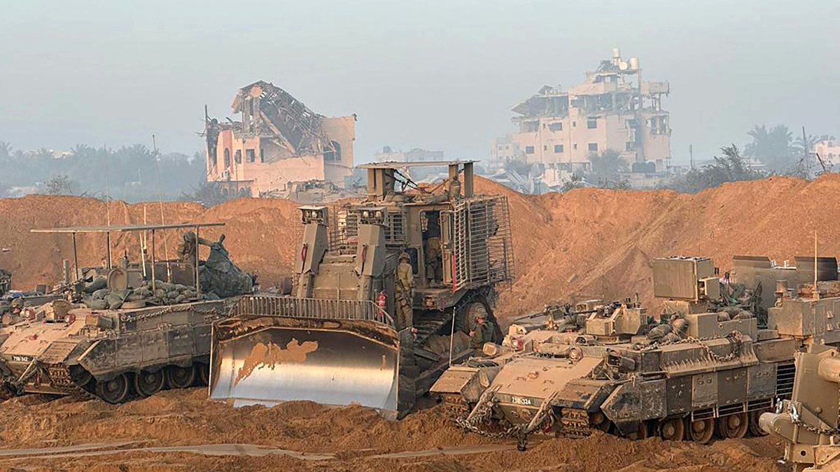 Gaza-deployed IDF soldier Guy Zaken says he can no longer eat meat after witnessing the bulldozers he and his fellow soldiers drove over “hundreds” of Palestinians, both “dead and alive”. “Everything squirts out,” he added. edition.cnn.com/2024/10/21/mid…