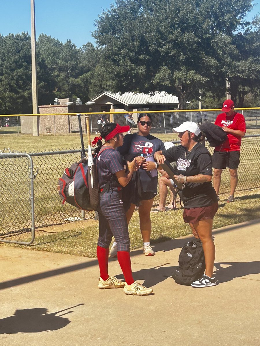 SoSo_Valencia3's tweet photo. Had a good weekend at the Ronald McDonald with a batting AVG of .400 below are some of my hits and thank you to @LadiesSB for taking the time to watch me and reach out to me, it’s an honor! @Buffs_Softball @STXBlazeWill https://t.co/k9tfd4RrI8