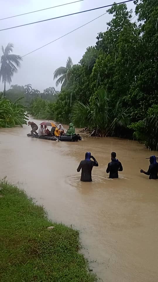 MMarreroCruz's tweet photo. Los municipios guantanameros de San Antonio del Sur e Imías han sido fuertemente azotados por las intensas lluvias e inundaciones. Hasta el momento se reportan 6 fallecidos. Las FAR y el MININT trabajan en el rescate de las personas en zonas aún inaccesibles. 
#FuerzaGuantánamo https://t.co/bfRYeTmaCp