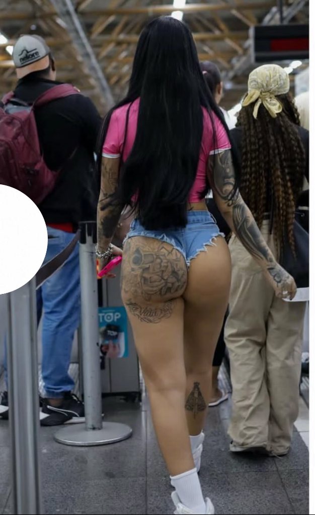 babadoofc_'s tweet photo. 🚨Polêmica: Influenciadora é criticada por traje no metrô. https://t.co/lbe4Pc4CoH