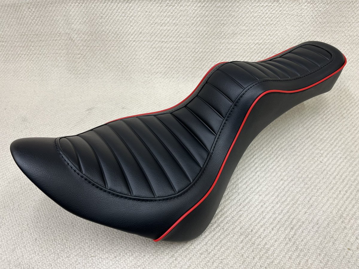 KandH_seat's tweet photo. コチラ #FXST へお乗りのお客様へお届け致します。
パイピングのラインにレッドが入るだけで、全体の質感が上がった上品?な仕上がりに!
下記、車種に対応のシートでございます。
差し色効果。皆様もお試しくださいませ!
〔アオシカ〕
#FXBBS #FXBB #FLSL #FLHC #FLHCS #FLDE https://t.co/DWuf6J92TM