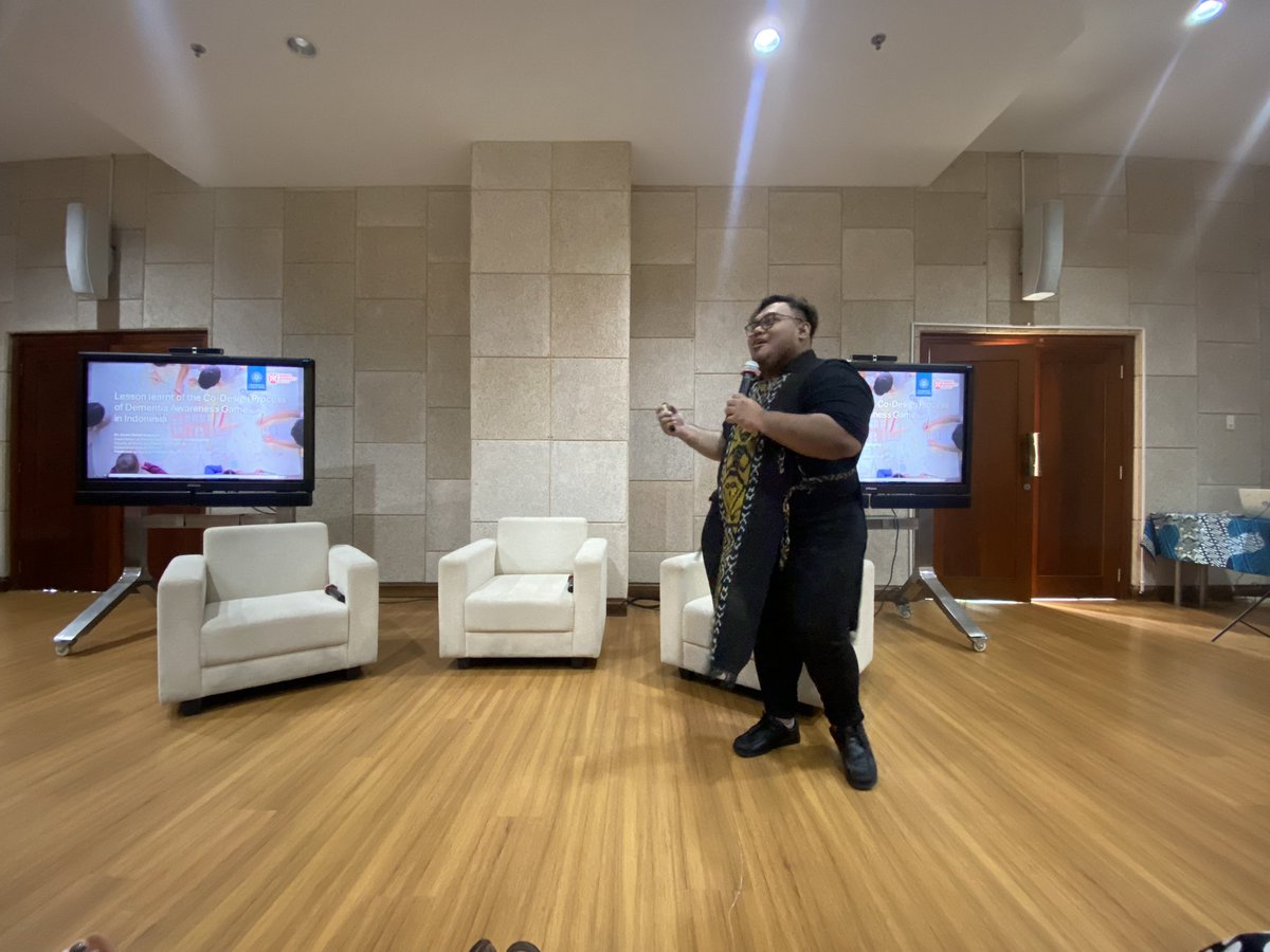 #Amazing to see <a href="/NIPANC_/">NIPANC</a> funded #SeriousGame on #PancreaticCancer #Awareness being featured in <a href="/crbrownwilson/">Christine</a> visiting professional seminar in #Yogyakarta #Indonesia <a href="/UGMYogyakarta/">UGM</a> 🇮🇩 today
Play the game: whatispancreaticcancer.co.uk 
#TimeMatters 💜