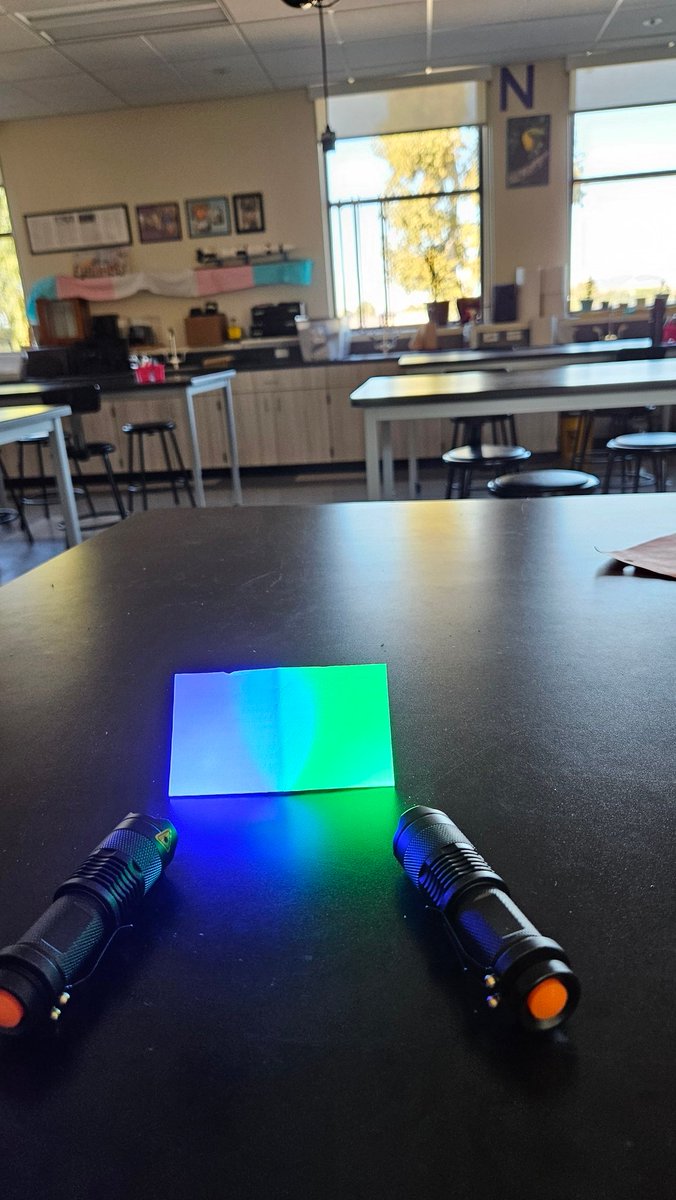 BarnettDreyfuss's tweet photo. I was tired of dealing with the old incandescent light boxes last time I used them. We had to have the room fairly blacked out, needed voltage sources, burned out a bunch of bulbs, etc. These LED flashlights show color addition with lights off and windows open! 😍 #iteachphysics https://t.co/Ap2GKYg1GB