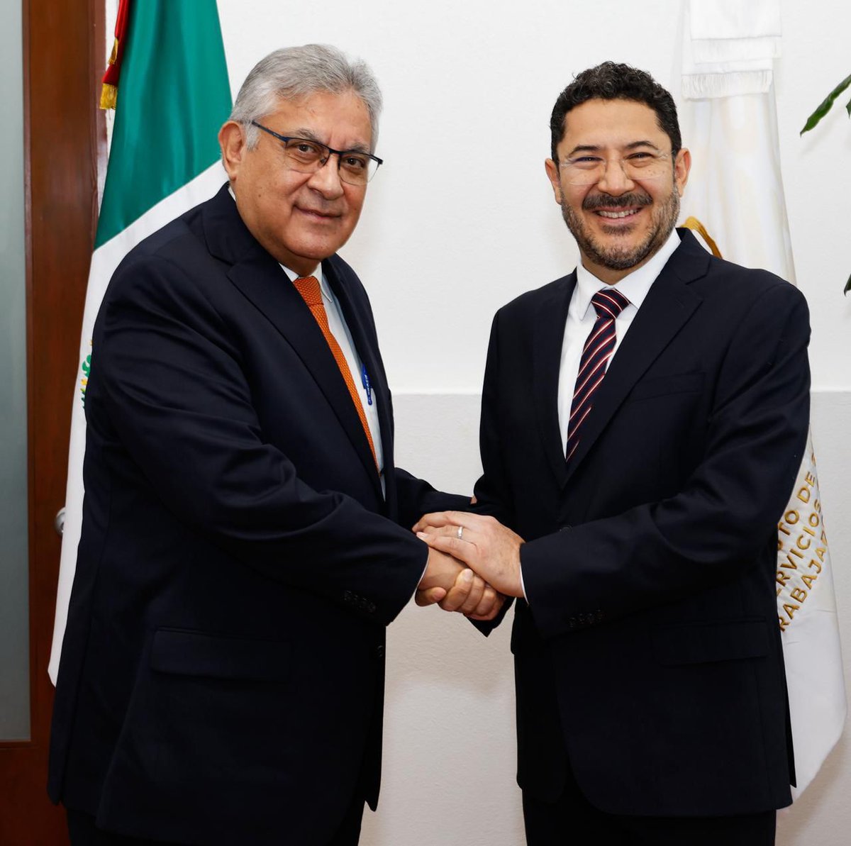 En reunión de trabajo, el senador y Srio. Gral. del #SNTE, Mtro. Alfonso Cepeda  Salas y el director del <a href="/ISSSTE_mx/">ISSSTE</a>, <a href="/martibatres/">Martí Batres</a> avanzaron en los temas pendientes para que los trabajadores al servicio del Estado cuenten pronto con la atención de calidad que merecen.