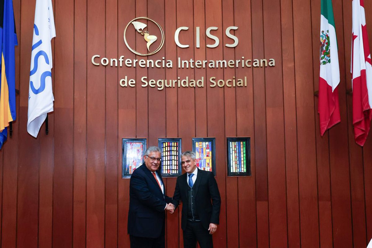 #UnoSomosTodos
#TodosSomosUno

El avance de la #SeguridadSocial en 🇲🇽 está garantizada con la transformación que vive el país, destacó el senador y líder nacional del #SNTE, Mtro. Alfonso Cepeda Salas, durante el encuentro que sostuvo con <a href="/AlvaroVelarca/">🇲🇽 Alvaro Velarca 🏳️‍🌈</a>, Srio. Gral. de <a href="/CISS_org/">CISS</a>.