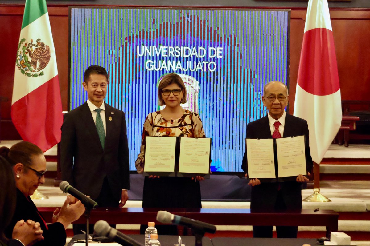 educaciongente's tweet photo. En representación del Secretario de Educación, Dr. @LiSanchezGomez, el Mtro. Aldelmo Emanuel Reyes Pablo, Subsecretario de Educación Media Superior y Superior, fue testigo de la firma del convenio interinstitucional entre la @UdeGuanajuato y la Universidad Eikei de Hiroshima. https://t.co/B5rAMAH8oM