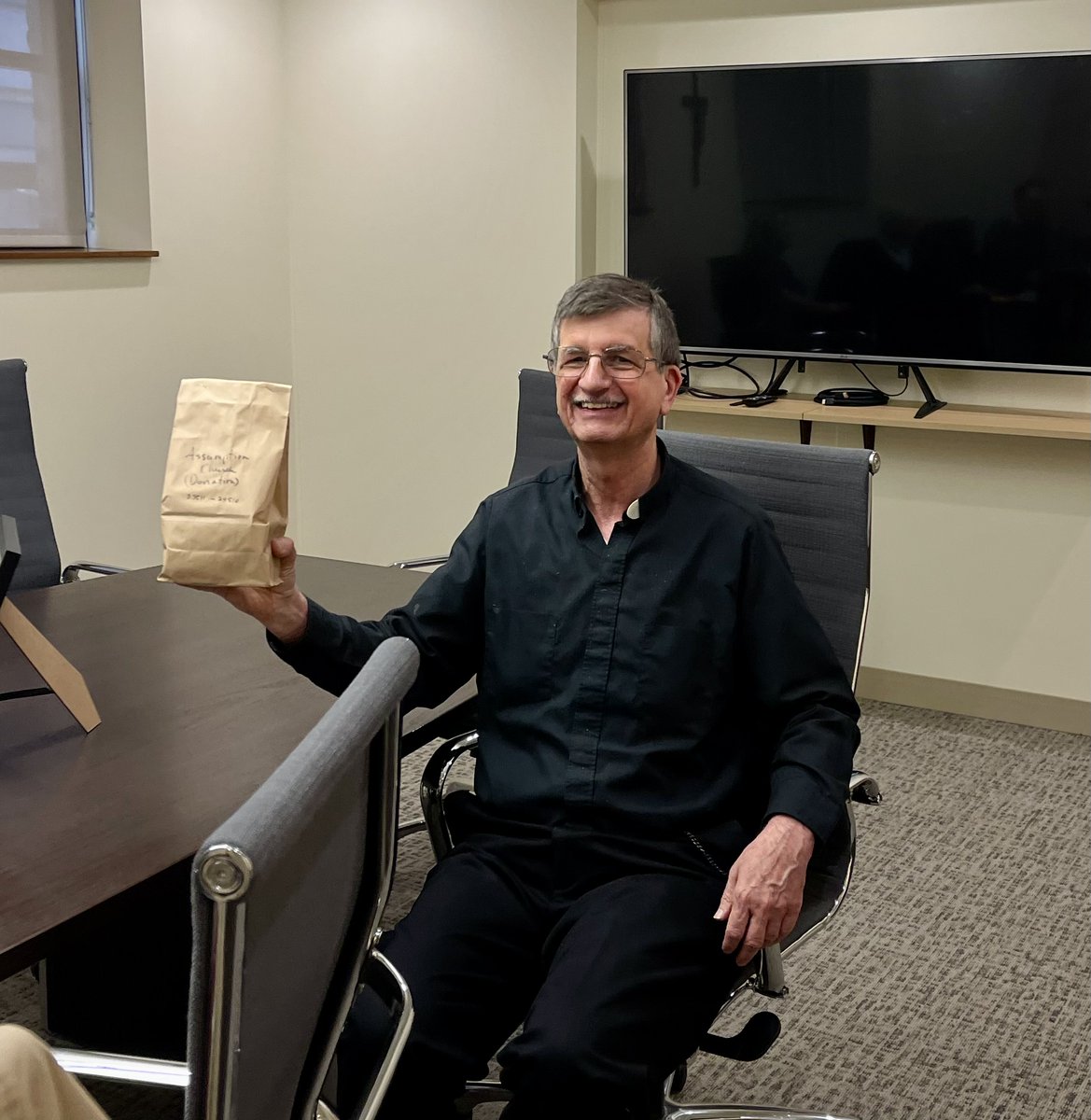 ChicagoShares's tweet image. In May 2024, Chicago Shares presented Assumption Catholic Church with a resolution of thanks from its board of directors recognizing the church's outstanding support for our mission. Thank you to Assumption for many years of support!