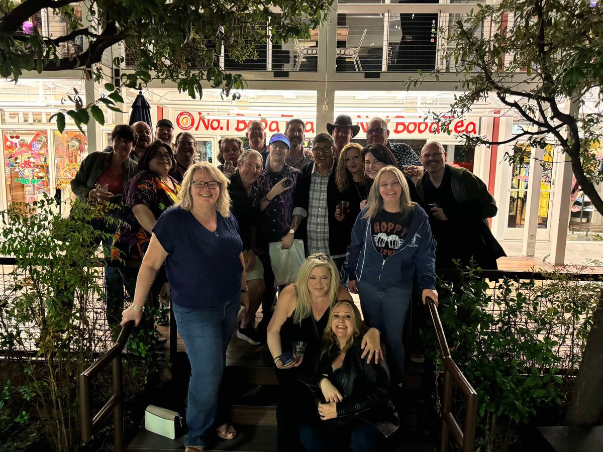 Gina Wells tweet media