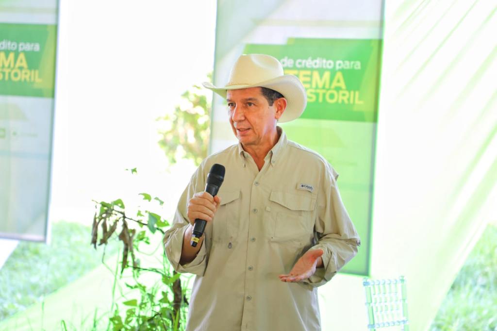 José Félix Lafaurie (@jflafaurie) on Twitter photo #Análisis
Ni el <a href="/MinEnergiaCo/">Minenergía</a> ni el gobierno ni el país reconocen que la selva está siendo talada por el narcotráfico, y que meter vacas en esos parches es una manera de lavar el delito y desviar la mira del verdadero culpable.
📣 elarticulo.co/opinion-ea-men…
<a href="/Fedegan/">FEDEGAN</a> #Análisis
Ni el <a href="/MinEnergiaCo/">Minenergía</a> ni el gobierno ni el país reconocen que la selva está siendo talada por el narcotráfico, y que meter vacas en esos parches es una manera de lavar el delito y desviar la mira del verdadero culpable.
📣 elarticulo.co/opinion-ea-men…
<a href="/Fedegan/">FEDEGAN</a>