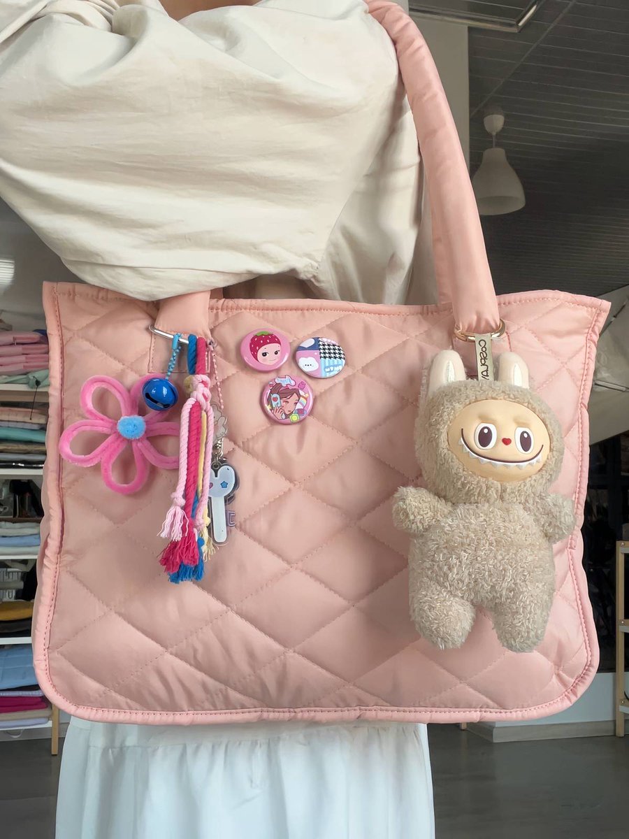 pinkytasya_'s tweet image. TIDAK SELAMAT dari godaan tas-tas gemess 😫🫵🏻

Cuma 40 RIBUAN AJA 😭
Ditambah charm &amp;amp; pin yang super lucuu🤏🏻