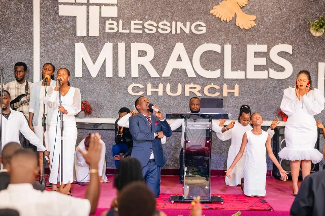 BMiraclesChurch's tweet photo. Kubwo kugira umwete wo kumvira Uwiteka ubwo akiri Imana yawe.
#ProphetAKIM 🤝 
Kuko Uwiteka Imana yawe izaguha umugisha nk'uko yagusezeranije, kandi uzaguriza amahanga menshi ariko ntuzayaguzaho, kandi uzatwara amahanga menshi ariko yo ntazagutwara. Gut 15:6
#Imbaraga_mu_Kwatura https://t.co/D9jyhHokjD