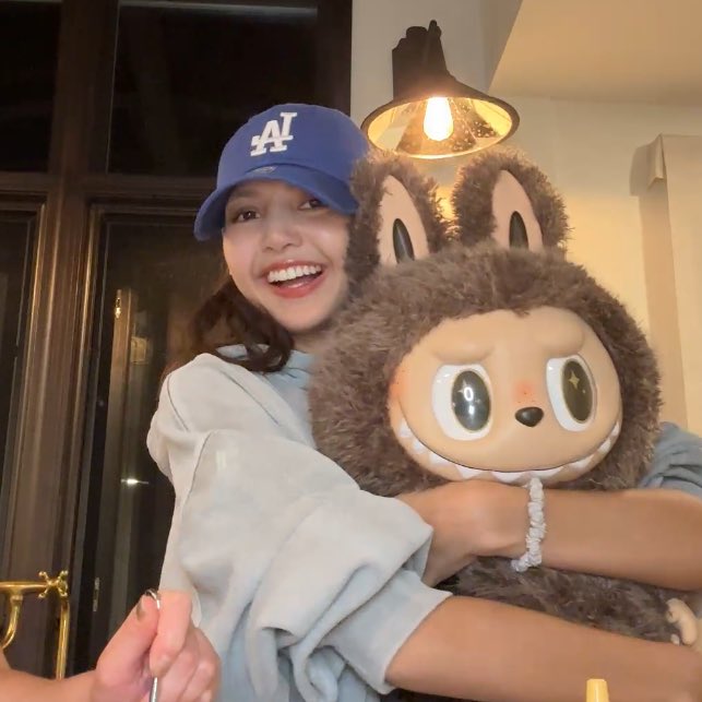 blackpinkbabo's tweet photo. LISA IS OBSESSED WITH LABUBUS 😂 https://t.co/GWQasB4Gsp