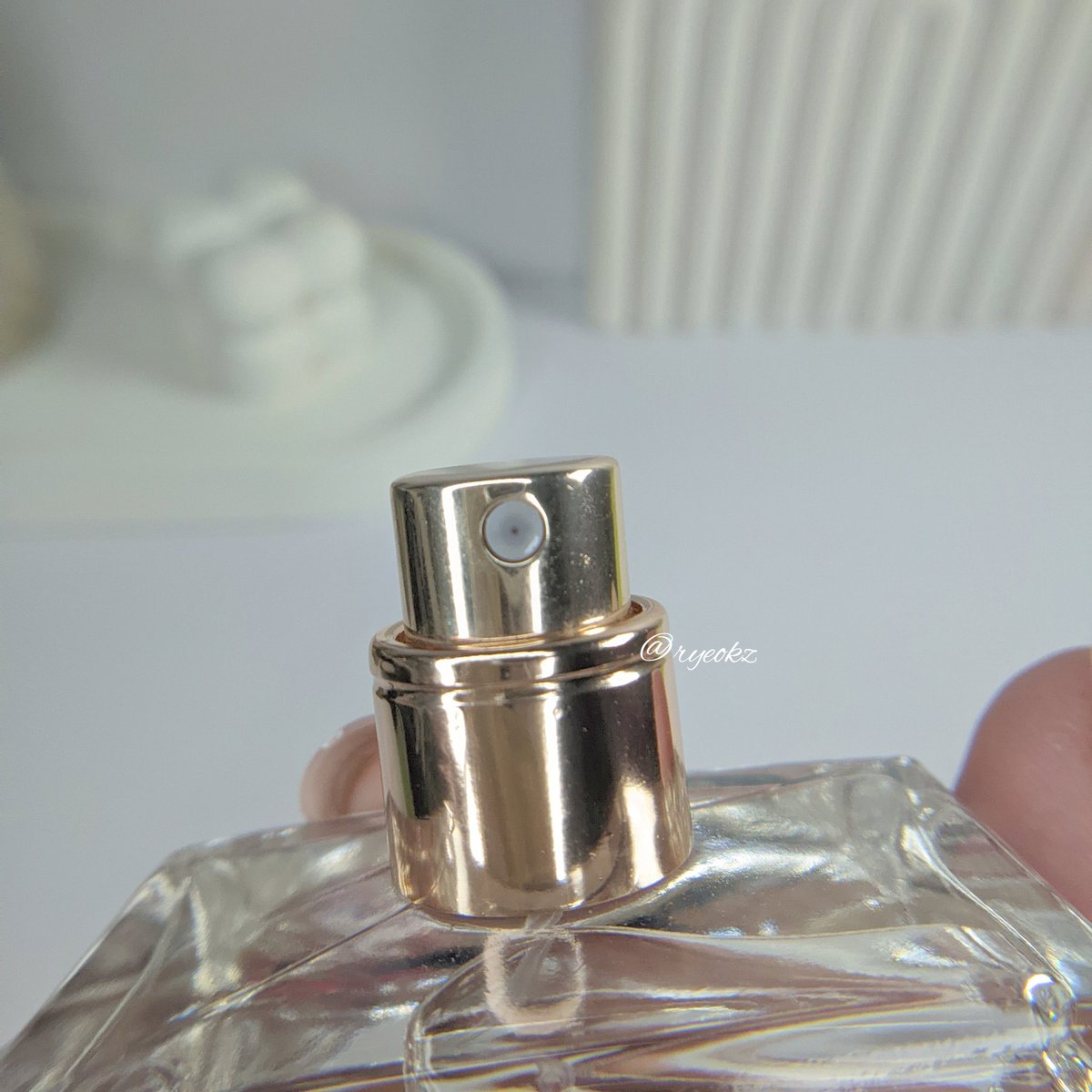 ryeokz's tweet image. Akhirnya cobain parfum wishlist ku dari brand lokal Heura💕🎀 

Suka banget sama packagingnya, sini aku spill wangi parfum ini gimana  🫶🏻