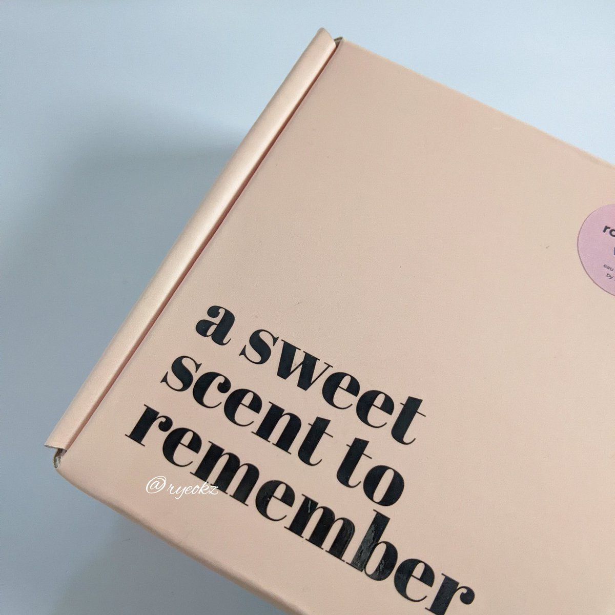 ryeokz's tweet image. Akhirnya cobain parfum wishlist ku dari brand lokal Heura💕🎀 

Suka banget sama packagingnya, sini aku spill wangi parfum ini gimana  🫶🏻