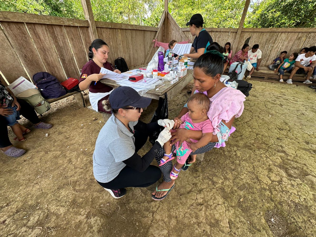 Salud_Napo's tweet photo. #Orellana | El Centro de Salud Tiwino Colono realizó una brigada de salud en la comunidad Shuar PEAS, parroquia Inés Arango. Los servicios incluyeron: medicina general, odontología, nutrición, vacunación antirrábica para mascotas, control niño sano y prenatal.
#MSPEnTerritorio https://t.co/UQSbCJSdEu