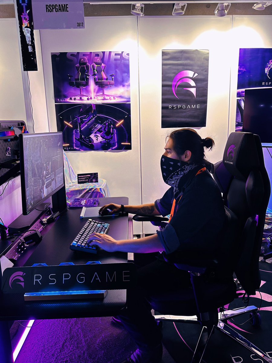 RSPGAMEOFFICIAL's tweet photo. 🎮 Another epic moment from #TwitchCon! Here’s a sneak peek of our RSPGAME G Series Gaming Chair and Desk in action. Ready to take on the gaming world in style and comfort.

Who's next to level up their setup? 💻✨

#RSPGAME #GSeries #GamingSetup #TwitchCon2024 https://t.co/UenInBhyea