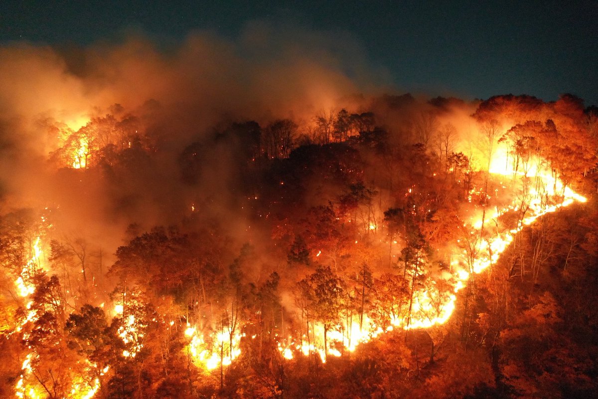 HotshotWake's tweet image. New Start, Connecticut: A great view from Greg Balicki @gbalicki66 of the fire burning on Lamentation mountain outside Berlin, Connecticut. 
#wildfire #ctfire #ctwx 

Resources are on scene and are conducting firing operations to box the fire in. 

Crews will remain on scene