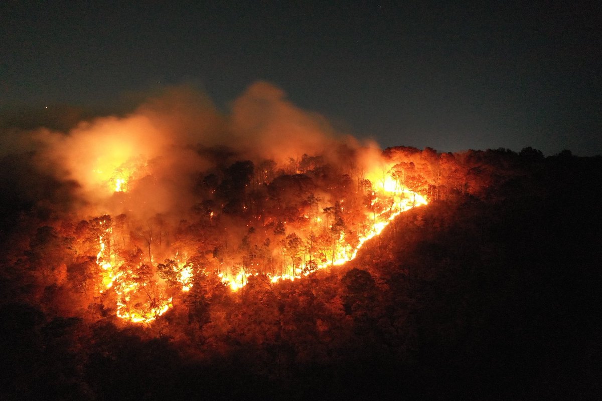 HotshotWake's tweet image. New Start, Connecticut: A great view from Greg Balicki @gbalicki66 of the fire burning on Lamentation mountain outside Berlin, Connecticut. 
#wildfire #ctfire #ctwx 

Resources are on scene and are conducting firing operations to box the fire in. 

Crews will remain on scene