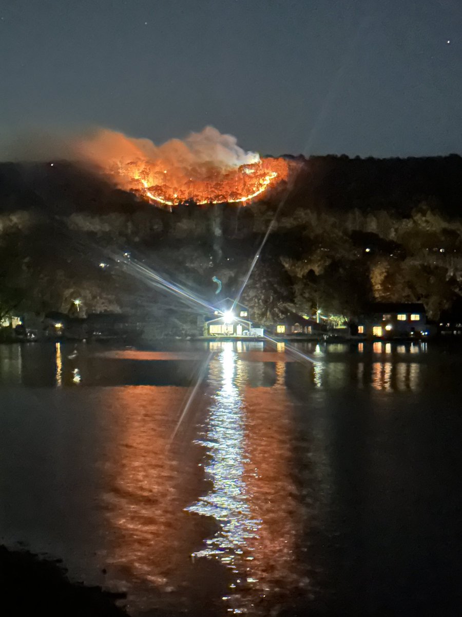 HotshotWake's tweet image. New Start, Connecticut: A great view from Greg Balicki @gbalicki66 of the fire burning on Lamentation mountain outside Berlin, Connecticut. 
#wildfire #ctfire #ctwx 

Resources are on scene and are conducting firing operations to box the fire in. 

Crews will remain on scene