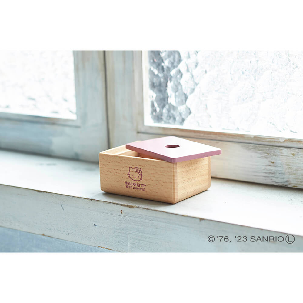 mokutopia_web's tweet photo. 【New】
新商品「ハローキティ ミニケース」の販売を開始しました。
身の回りのちょっとした小物を収納するためのコンパクトサイズのケースです。
https://t.co/7cVhw2yImp
#mokutopia #モクトピア #木製 #キティ #雑貨 #インテリア https://t.co/SyrXjm4zni