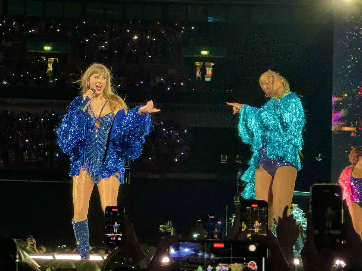 K8TMIDNIGHTS's tweet photo. Happy 2nd anniversary to Midnights 💙 the album that changed everything for me bc I joined stan twitter. These last 2 years have been A LOT, but Midnights & the incredible friends I’ve met here gave me so many electric moments 🥹
Ily forever @taylorswift13 🫶🏻
#2YearsOfMidnights https://t.co/i2VtAOYh1H