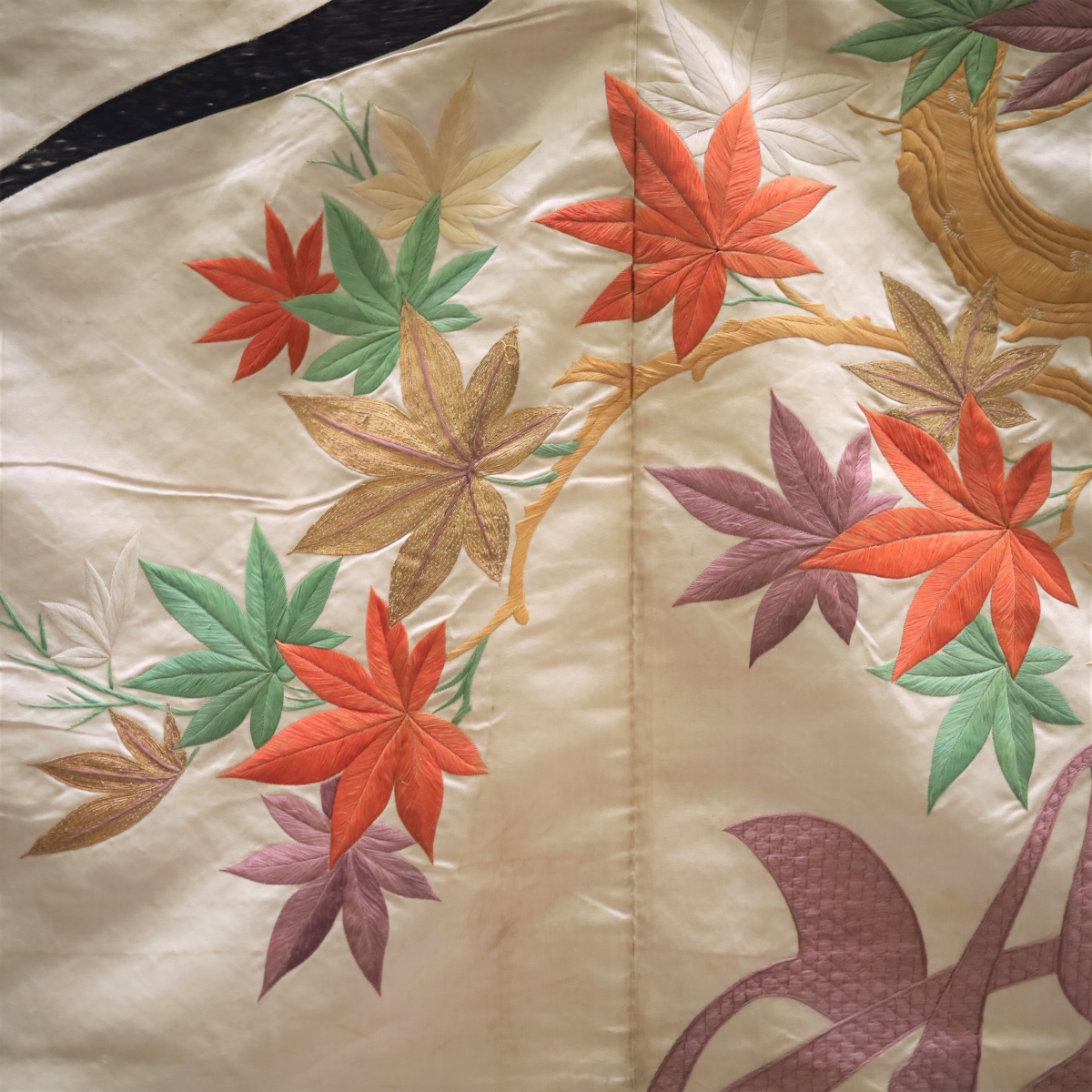 展示替え】「若」「紫」の文字が大胆に刺繍されています。『源氏物語