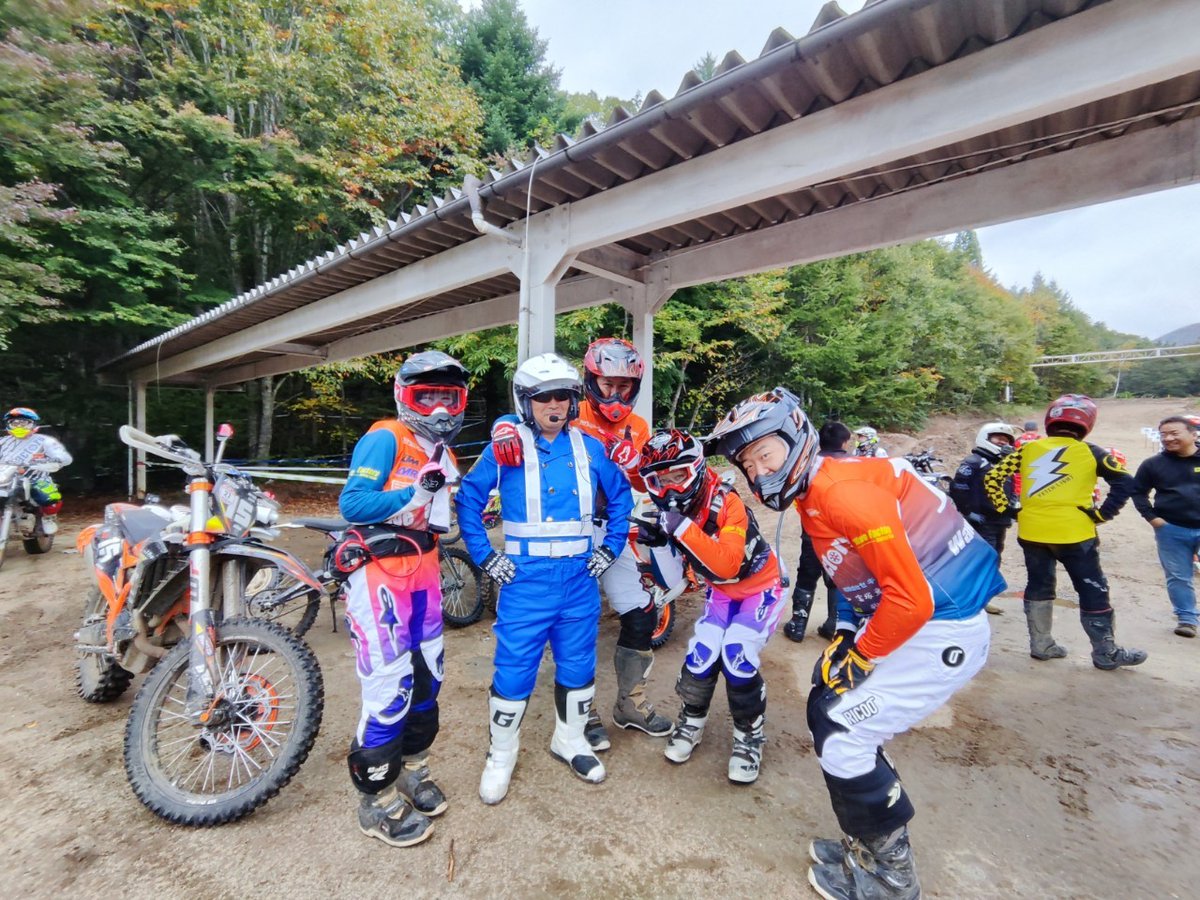 Wave_Factory's tweet image. #ジョンイットマツリ

ここ数年マツリに参加
総勢16台！

毎年、チーム員のサポートで6時間併走でしたが皆レベルが上がっててほぼサポートなしでイケる！
雨の中でのシャッフルリレーも楽しんでるし！
楽になった～w

途中、白バイに追いかけられるシーンもありましたが無事逃げ切れました🚨

#jonit