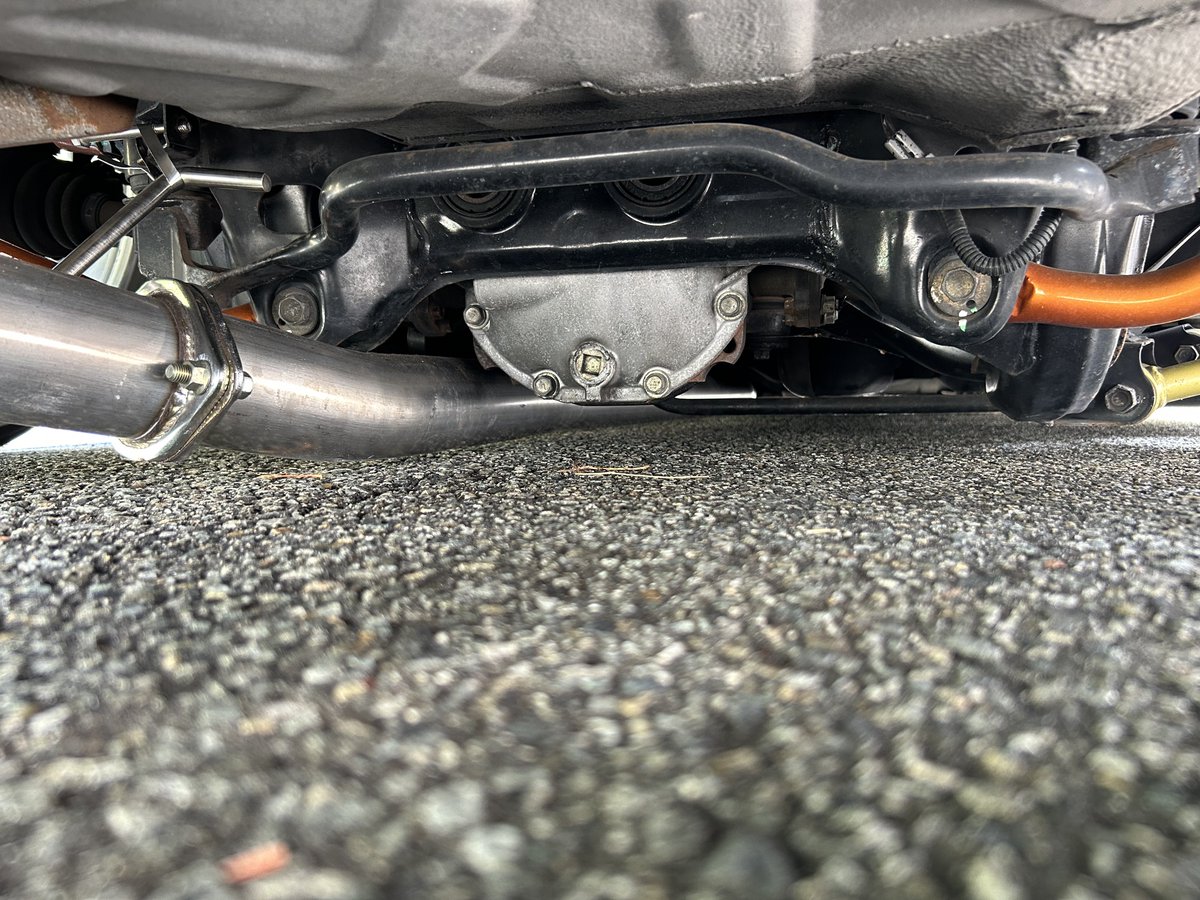 疲れて端の方で休憩しながら自分の車見てたら色んな人が見てくれててその内の4割くらいの人が土下座して腹下見てて笑ったw
側は程よく見えるけどほんまに腹下キツイんです😇我ながらよく兵庫から群馬まで行ったもんだよ🫠