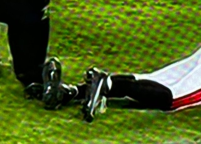 Jeff_Smith9's tweet photo. Chris Godwin's feet shouldn't be doing that https://t.co/RVLGFb9NM0
