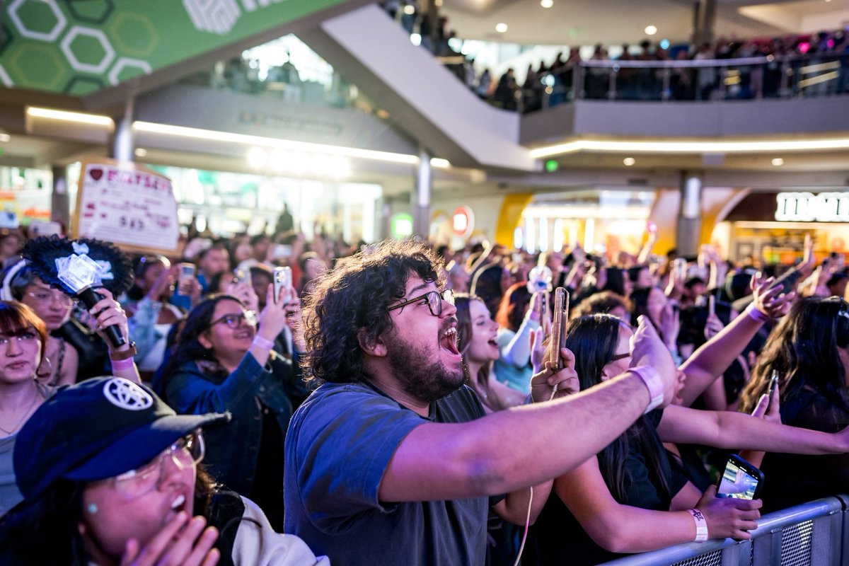 mallofamerica's tweet photo. KATSEYE @ Mall of America was one for the books! 💫 THANK YOU to all the EYEKONS who came out for their first Midwest performance! 🫶🤩 

@katseyeworld #KATSEYE https://t.co/nx6oTfplfC