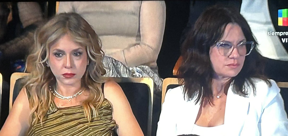gracielita_g's tweet photo. Las cara de culo de Carla Peterson y Nancy Duplaa mientras Brandoni hablaba de los ladrones! 🤣 #MartinFierroCine https://t.co/uTIxAuwhPX