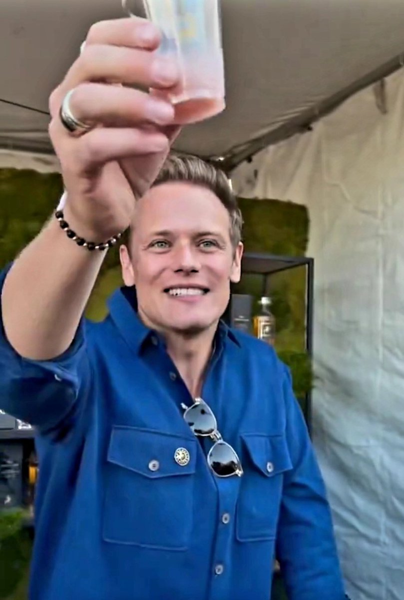 SchnepsTamara's tweet photo. Just him🥹
#SamHeughan
#Samshine🌞
#Samsmiles
#SamTakesNYCSlainte🥂🍸🥃 https://t.co/gzFkqBoqRw
