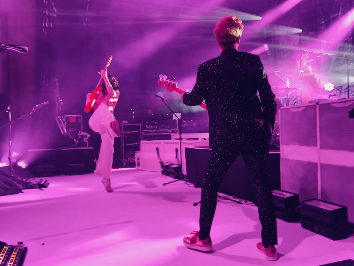 BiffyClyro's tweet photo. London night 2 - The Vertigo of Bliss… incredible 🔥💥 #BiffyACOB

📸: @RoseRedVelvet https://t.co/WYblzsQzrv
