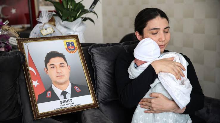 alikdk's tweet photo. Bu bebelerin ahı sizi boğar.

Terör başına güzelleme yapmayı bırakın,

Subliminal mesaj vermeyi bırakın,

Şehidimin kanı bu toprakları sulamışken, evlatları yetim kalmışsa; teröre ve teröriste yapılacak en güzel muamele leş olmalarını sağlanmaktır. https://t.co/2yqt7av1uT