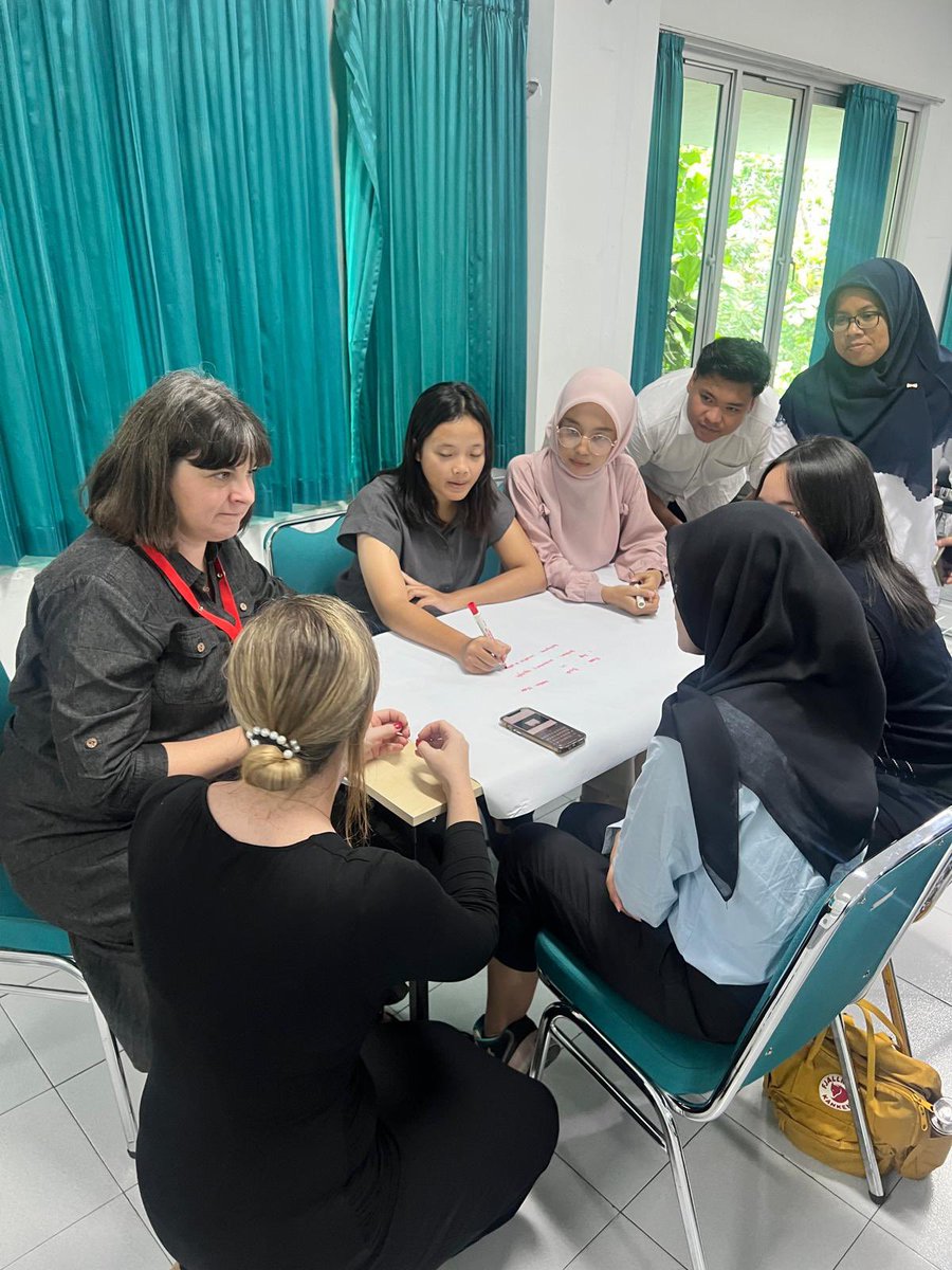 LCreightonRN's tweet image. One of the highlights of my academic career- #cultural adaptation of my #ASMOSUSresource with nursing, medical and public health students @UGMYogyakarta Indonesia 🇮🇩 an honour and a privilege to gain such a rich insight ❤️ ‘Kesehatan Jantung’
#heartheart #digitaleducation
