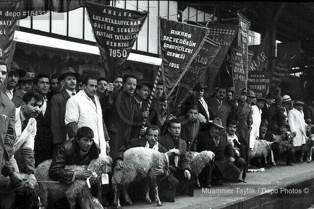 Tarih, 28 Şubat 1959... 
Kıbrıs Antlaşmasının imzası için Londra'ya giderken düşen uçaktan kurtulan Başbakan Adnan Menderes, dönüşünde Ankara Garı'nda törenle karşılandı. 
(Muammer Taylak - Depo Photos) 
#DepoPhotosTarih