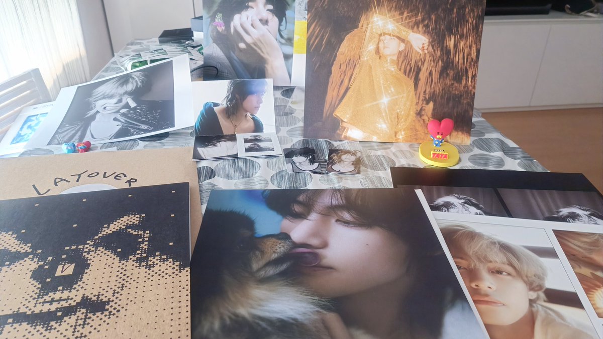 arigatomatsuura's tweet photo. Por fin!!!!  😍😍😍😍😍😍😍😍😍
Mi vinilo de Tae!!!  Me encanta!!! 
#LayoverLP 
#Taehyung
#V https://t.co/8wUyMps05k