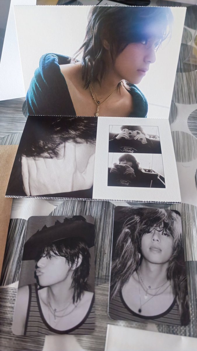 arigatomatsuura's tweet photo. Por fin!!!!  😍😍😍😍😍😍😍😍😍
Mi vinilo de Tae!!!  Me encanta!!! 
#LayoverLP 
#Taehyung
#V https://t.co/8wUyMps05k