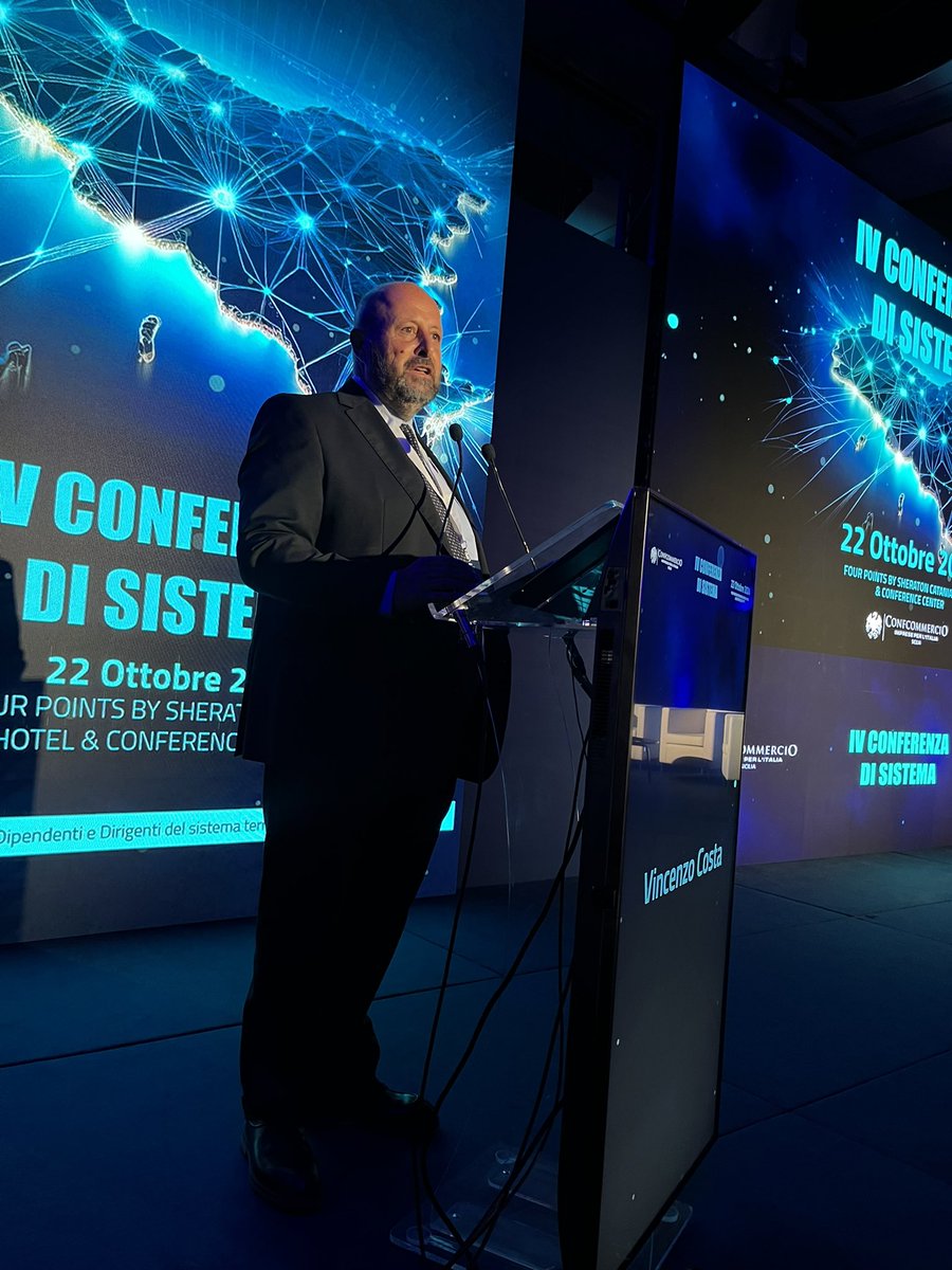 Vincenzo Costa, direttore di Confcommercio Sicilia, apre la conferenza parlando dell’importanza delle connessioni e della condivisione.