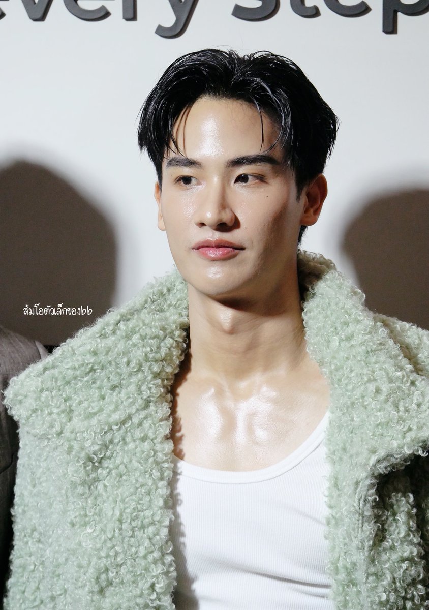 taynewnsan's tweet photo. ada yg bilang hari ini tay mirip labubu, ada juga yg bilang mirip brokoli 😭🤏🥦

TAY AT ECCO MEGABANGNA
#ECCOXTAYTAWAN
#walktogetherwithtaytawan https://t.co/2D0AEmNuQk