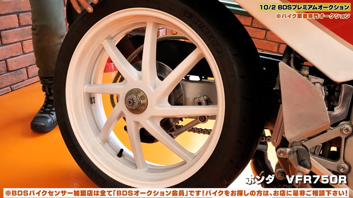 bikoongogo's tweet image. 『#RC30』で有名な #Honda【VFR750R】
▶️youtu.be/MWWgYF4Tic4
1987年発売。当時の技術粋を詰め込んだレーサーベース車両🏍職人が手作業で組み立てたアルミフレームの溶接跡は美しく、リアの片側スイングアームは耐久レースの際ピットでのホイール交換をしやすくするため✨
#バイク好きと繋がりたい