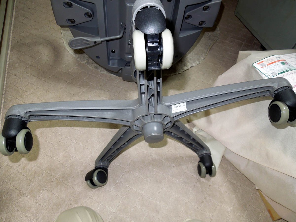 bcs758's tweet image. 本日の修理は、、、
KOKUYO 製 事務用チェアーのキャスター交換です。
修理と言えるような作業ではなく、、、キャスターを取り外して差し替えるだけです。
密林のプライムセールで安く買えました ∠(^。^)ノ
これで 10年以上 使えそうです。
#椅子 #キャスター #交換 #簡単 #コクヨ