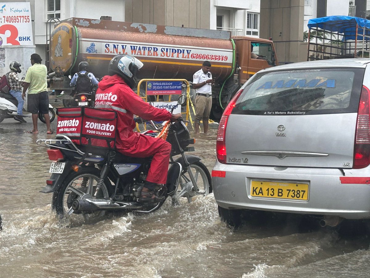 njnabs's tweet photo. Monsoon Madness in #Bangalore : Streets flooded,no water supply, @zomato delivery hero pushes through!
Even the Police, caught between the downpour and waterclogged chaos 🌧️
#BangaloreRains #Zomato #bangaloreLife 
📷- @shreegupta93 
Legit Bengaluru https://t.co/1aftj7zviE