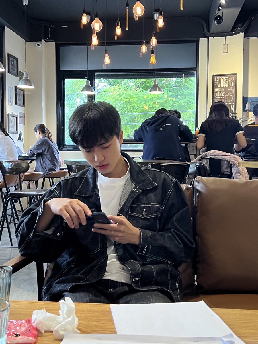 chien_anderw816's tweet photo. 昨天參加完開鏡還能去咖啡廳看劇本
今天直接a流燒到整個人很茫😵‍💫 https://t.co/gPKCaiPVqz