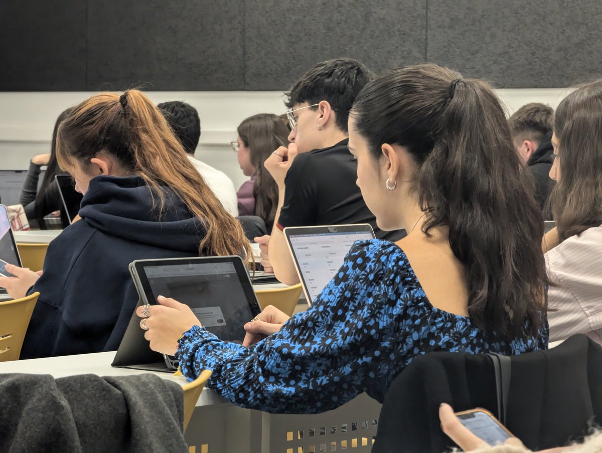 Nuestros alumnos de Periodismo ya están manos a la obra con <a href="/CarmelaRios/">Carmela Ríos🕊🇪🇺</a> en su Taller sobre #Desinformación 💻🗞️🔝