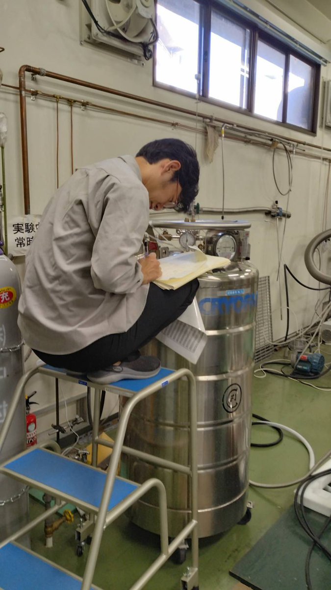z51001785's tweet photo. 特等席で検尺したHeを記入する志村先生 https://t.co/kFxXidj0EQ