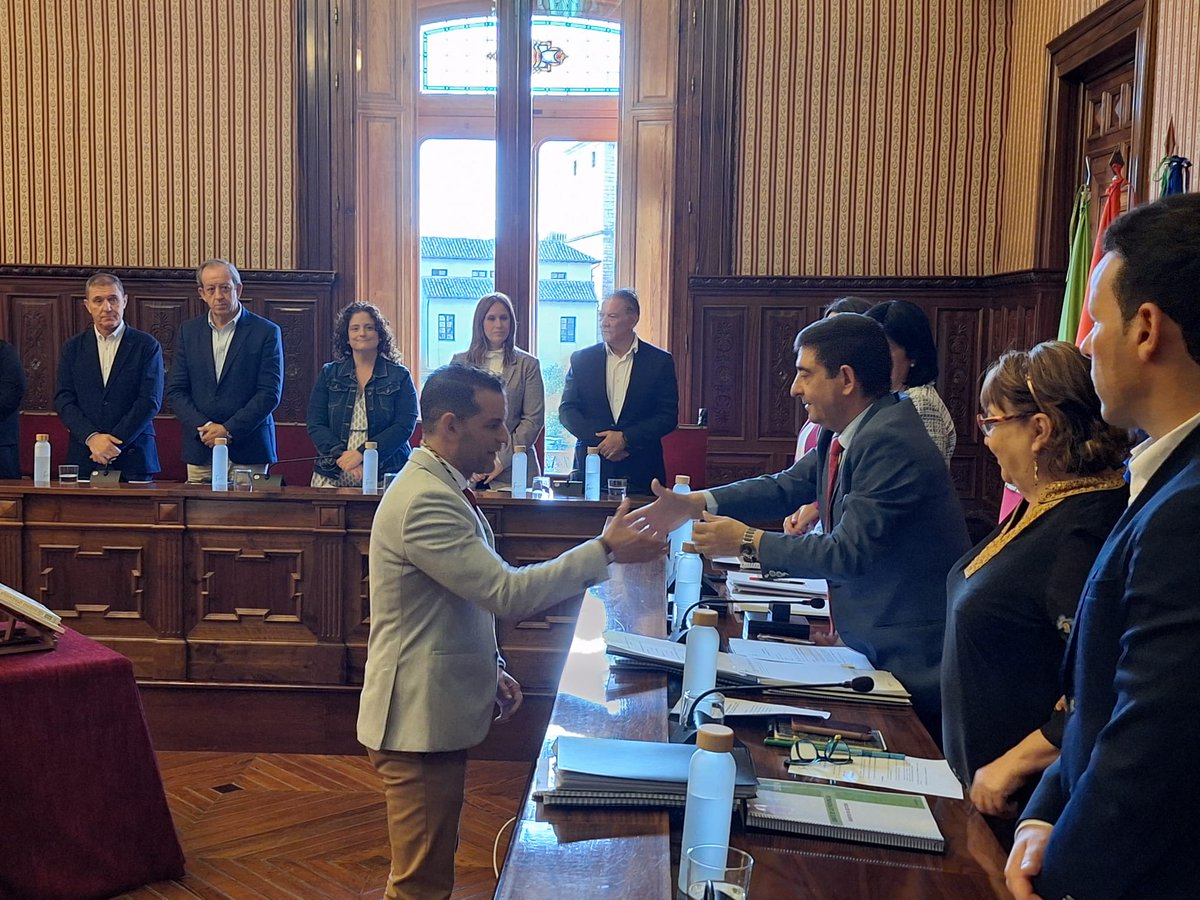 PPDipuJaen's tweet photo. 🔵 Damos la bienvenida a los nuevos diputados del @pp_jaen, Tomás Fuentes y Daniel Albusac, que han tomado hoy posesión de sus actas en el pleno de @dipujaen.

💪Estamos seguros de su talento y esfuerzo para seguir trabajando por #Jaén y mejorar la vida de los jiennenses. https://t.co/NlZcvqvKkY