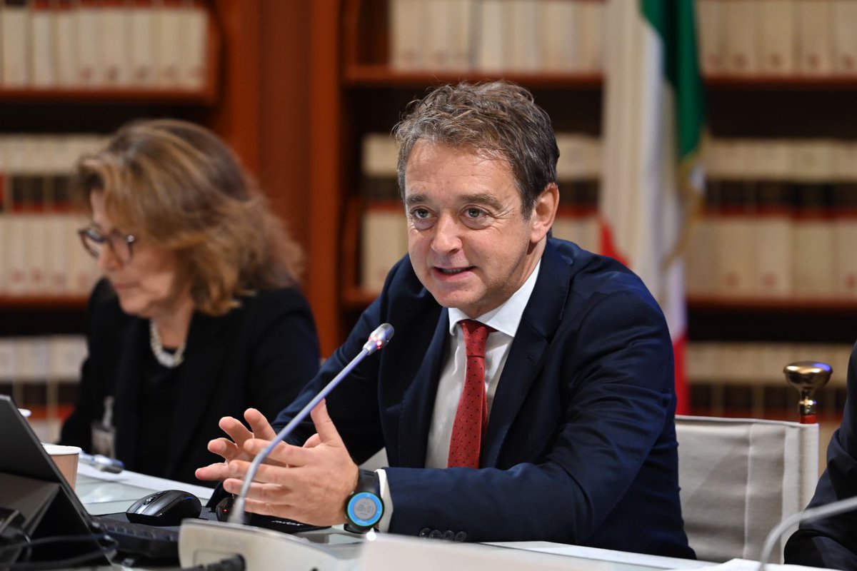 Confindustria's tweet image. L’#Europa è debole, continua a crescere meno degli altri player mondiali perché ancora stretta da #tassi alti e perde #investimenti diretti esteri. Secondo il #rapportoConfindustria, pesano il crollo dell’#automotive e le difficoltà della #Germania. Modesto recupero l’anno