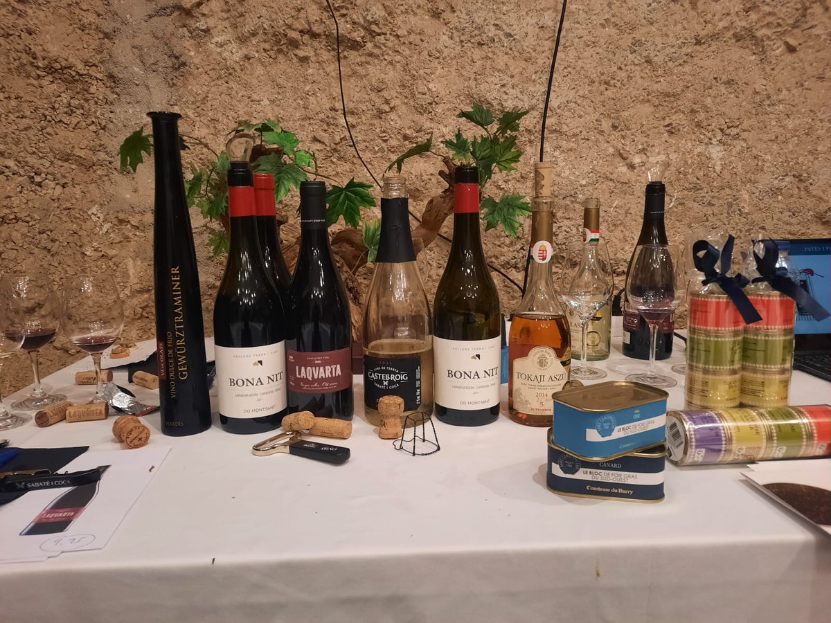🦆🍷El proppassat dissabte 19 d'octubre vam celebrar el maridatge de vins i foies. 

Sens dubte, tot un regal pels sentits guiats per na Cristina de <a href="/MundialGourmet/">Mundisa -Productos Gourmet -</a> .

Gràcies a tots els qui vau venir per tornar-nos a fer confiança!

#vilanovailageltru #garraf #sitges #VNG