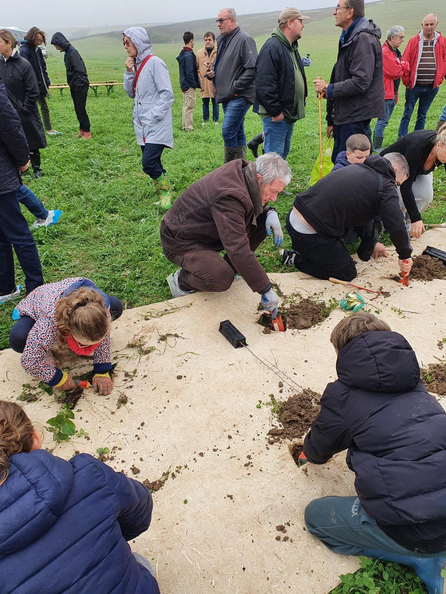 Prefet89's tweet image. 18/10 | Lancement du mois en faveur de la #haie à #Michery.
🗣️"Il est essentiel de préserver et de développer les haies pour lutter contre le changement climatique ! 🌏
Elles sont cruciales pour protéger la biodiversité et combattre l'érosion, que ce soit par le vent ou l'eau."💧